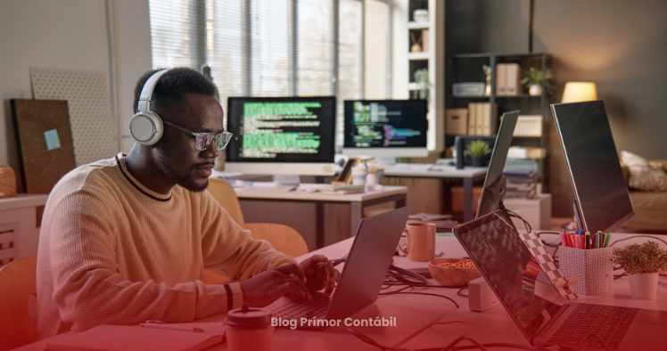 Desenvolvedor autônomo preocupado analisando finanças desorganizadas no notebook