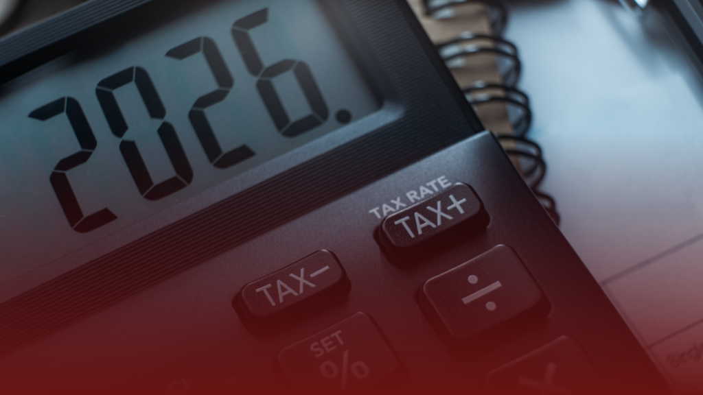 Pessoa olhando tela do computador com CPF bloqueado no sistema da Receita Federal