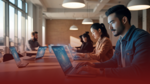 Empresários analisando comparativo de contabilidades digitais no notebook