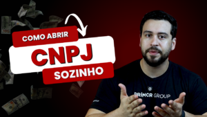 Empreendedora preenche formulários online para abrir CNPJ no notebook