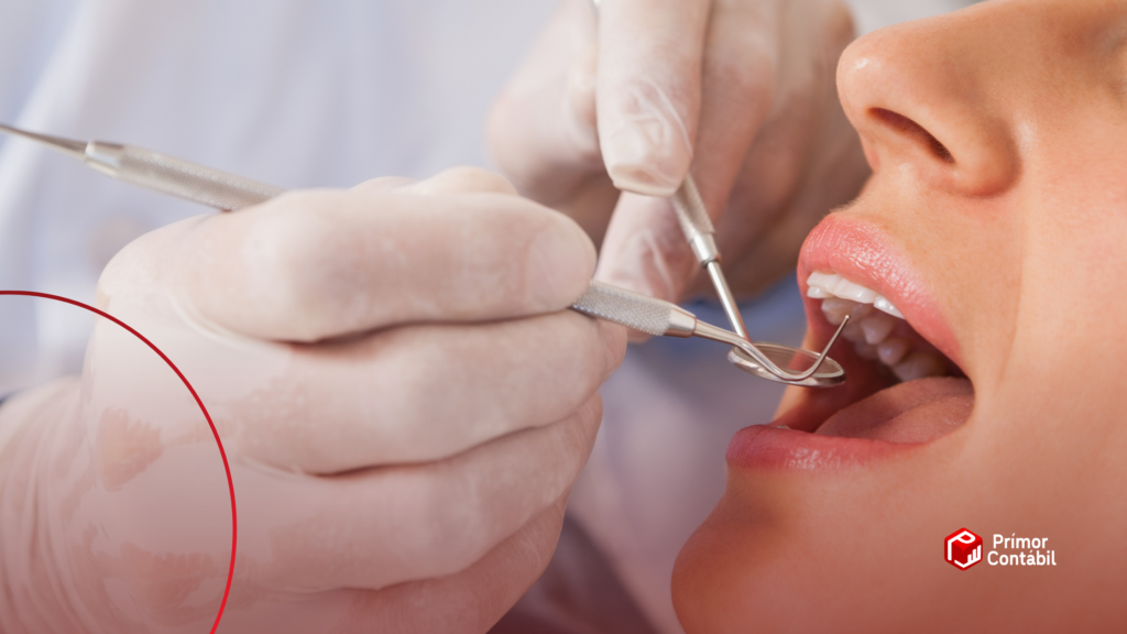 Dentista sentado em consultório moderno analisando planejamento financeiro no notebook ao lado de radiografia dental