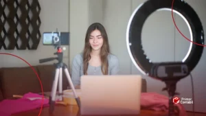 Pessoa adulta organizando finanças e documentos do seu negócio de conteúdo digital em home office